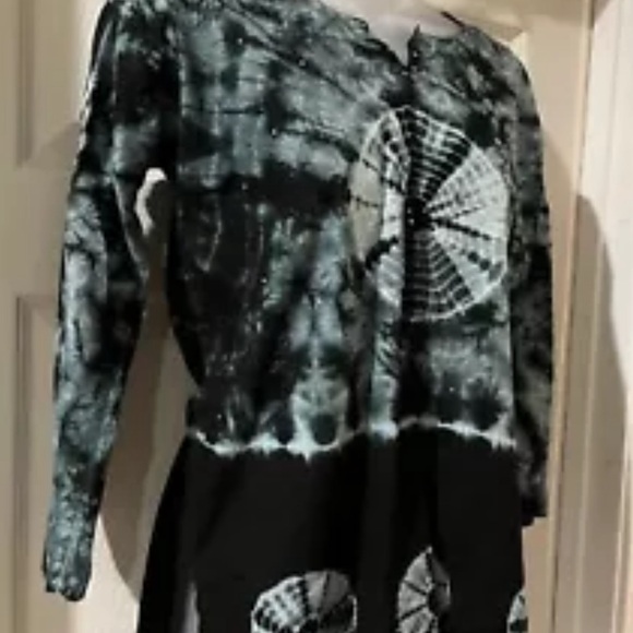 La La 3/4 Sleeve Tie Dye Embellish Blouse Size Medium - Picture 3 of 5